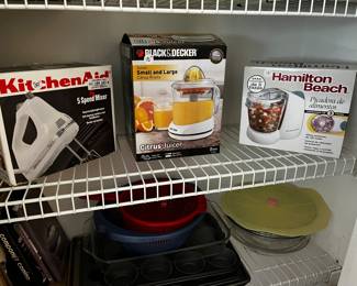 Kitchen aid mixer
Citrus juicer
Hamilton beach blender
