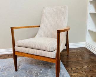 Mid-Century Modern Style Accent Chair - Elegant Design