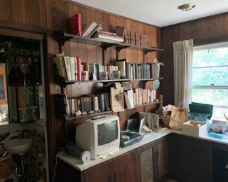 Assorted Books / Vintage T.V.'s / Vintage Typewriters