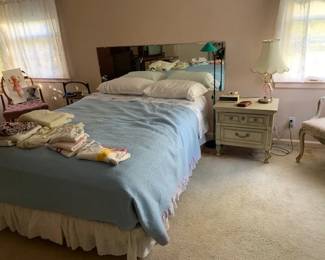 Full Size Bed / Wallmirror Headboard