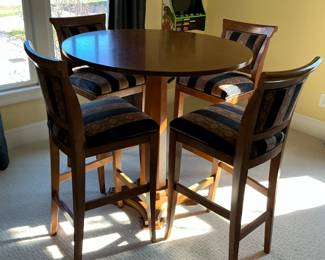 Game room high-top with four chairs, in great condition. 