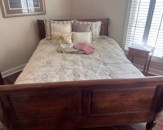 Very nice Queen Bed