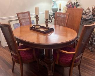Very nice Dining table with large leaf and 6 chairs