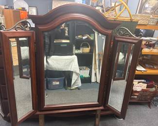 Mirror to dresser
