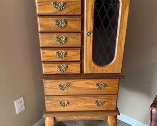 Jewelry dresser