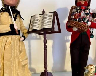 Byers Choice Ltd. carolers