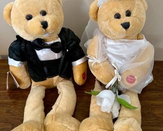 Chantilly Lane bride and groom musical bears
