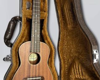 Oscar Schmidt Washburn OU220SWK Ukulele And Case