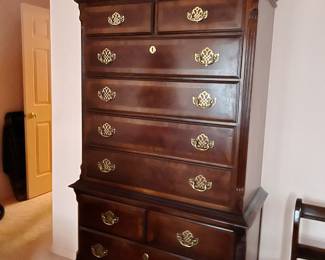 TRADITIONAL BEDROOM FURNITURE