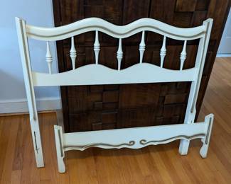 French Provincial Headboard and footboard
Twin bed size
Headboard : 35 1/2" height 40"width 