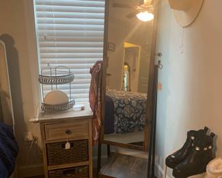 Mirrored standing jewelry case