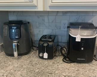 Ninja air fryer, toaster, ice maker