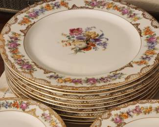 The center pattern is slightly different on each plate 