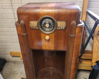 1930-40s Zenith Radio. In very fine condition!