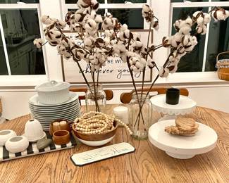 DINING TABLE WITH FARMHOUSE DECOR
