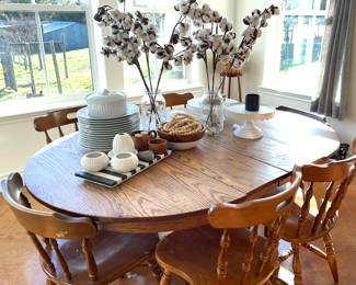 DINING TABLE WITH FARMHOUSE DECOR 