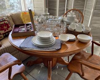 table w/ leaves & 4 chairs