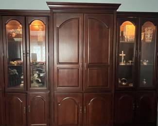 Beautiful Broyhill 5 piece cherry entertainment center with center tv/gaming station, 2 side display cabinets, and 2 endpiece shelving units (not shown). Excellent condition