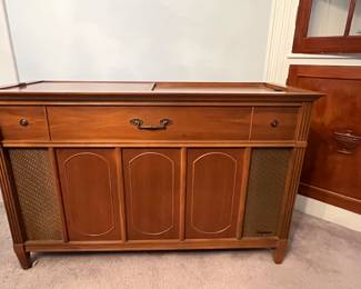 Vintage 1960’s Magnavox Stereo Cabinet w/turntable. Cherry finish, in very good condition. Works well, all original parts and paperwork are included