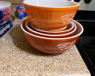 Vintage Pyrex mixing bowls