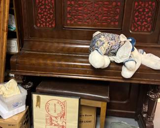 Upright piano