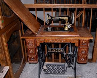 ANTIQUE SINGER SEWING MACHINE
