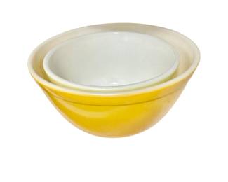 Vintage Pyrex mixing bowls