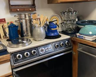 Kitchen cooking items