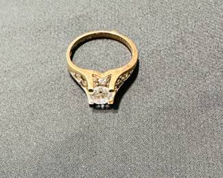 Gold diamond ring