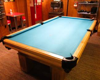 Very nice Olhausen Oak billiards table