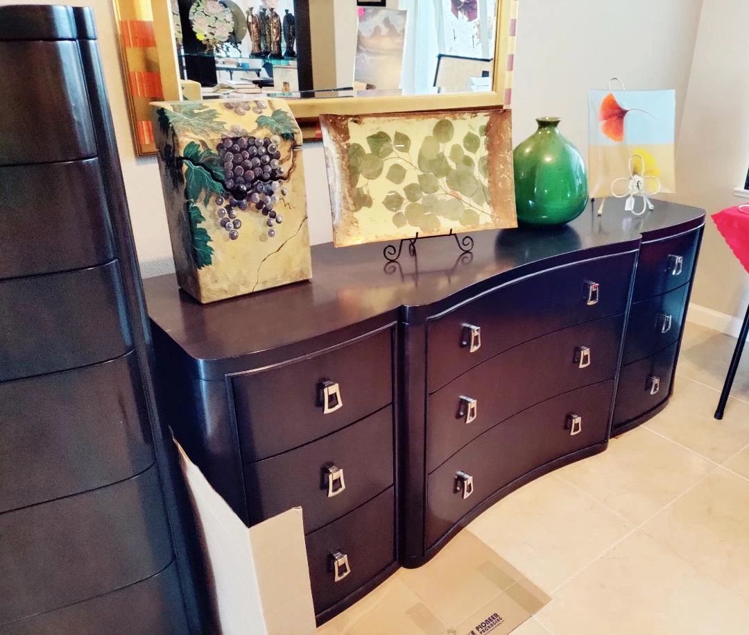 BLACK VANGUARD DRESSER - USA BUILT NO. CAROLINA (Vanguard places a strong emphasis on craftsmanship, using high-quality materials)