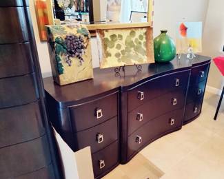 BLACK VANGUARD  DRESSER - USA BUILT NO. CAROLINA  (Vanguard places a strong emphasis on craftsmanship, using high-quality materials) 