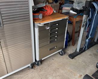 Rolling tool cabinet