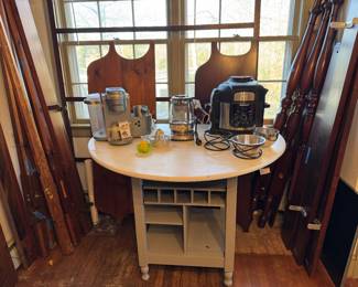 Four poster beds, kitchen island, kitchen machines
