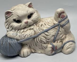 Vtg Ceramic Cat w/ Ball of Yarn Figurine