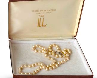 Vintage Majorca hand-knotted pearls, made for Hobé, with box