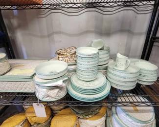 5232  Noritake 8223 W80 Paradise Dishware Set