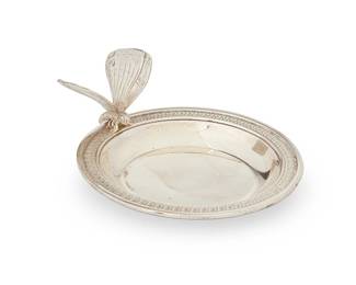 1336
Mid-20th century
An Odiot sterling silver pin tray
With maker's mark and Minerva in lozenges to rim; marked to underside: Odiot / Paris
The tray with butterfly handle and egg and dart rim
1.375" H x 3.875" W x 3.25" D
2.1 oz. troy approximately
Estimate: $100 - $150