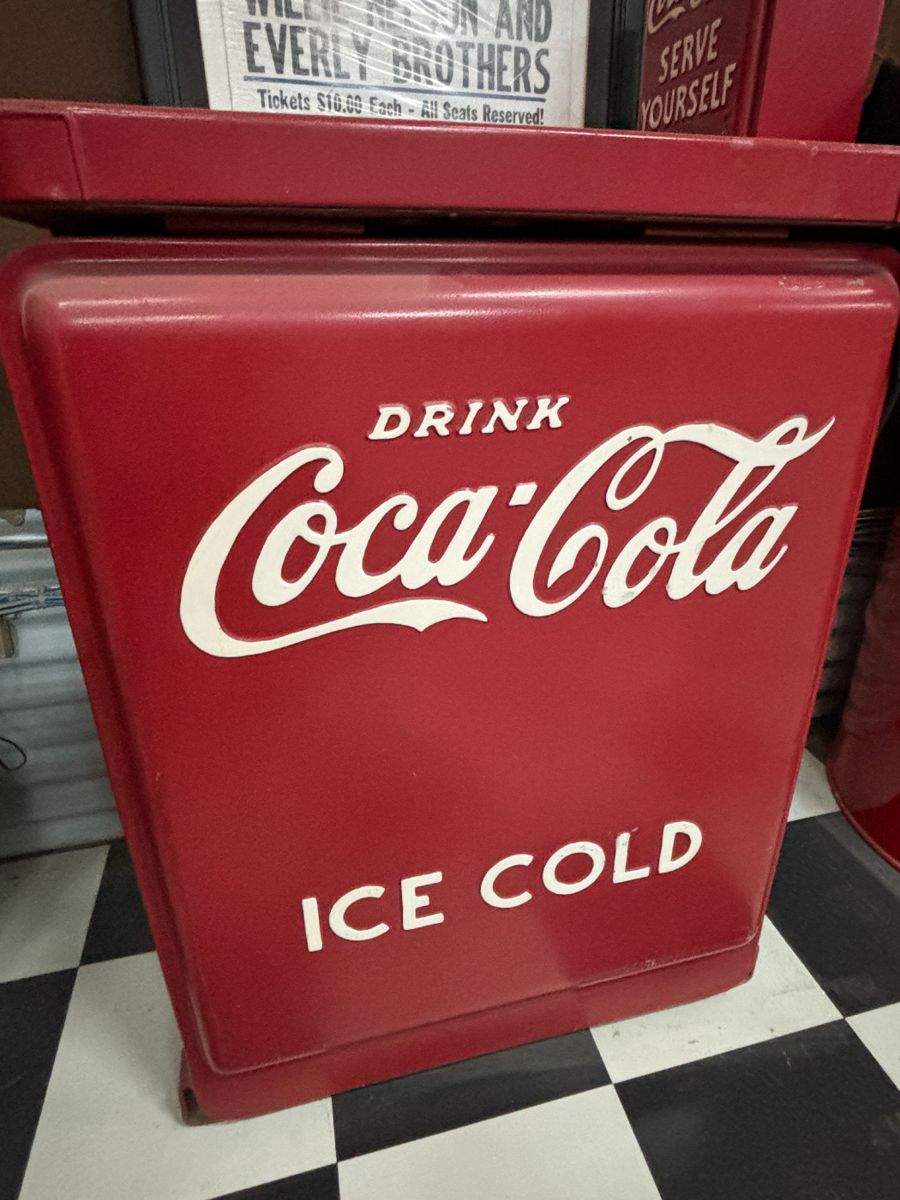 Collectible vending refrigerator 