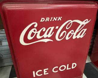 Collectible vending refrigerator