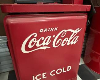 Collectible vending refrigerator