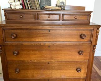 Antique maple gentleman‘s chest