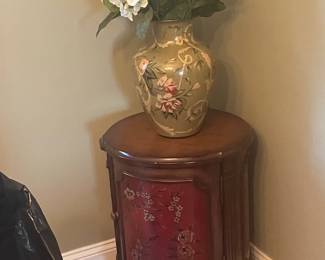 round table w cloisine vase tracy