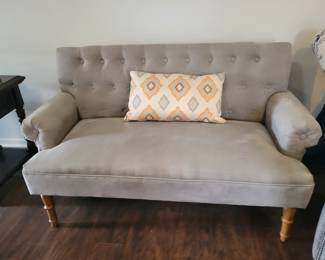 $60 TUFTED ROLLED ARM SETTEE....SAME PIC DIFFERENT ACCDENT PILLOW......IMAGINE YOUR OWN THROW AND PILLOW