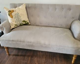 $60 TUFTED ROLLED ARM SETTEE....SAME PIC DIFFERENT ACCDENT PILLOW......IMAGINE YOUR OWN THROW AND PILLOW