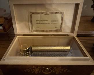 Wooden Cylinder music box approx 10-12 inches long.. Plays three songs
Made in Switzerland