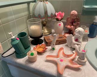 Assorted bathroom items