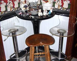 Sm. Bistro table, stools