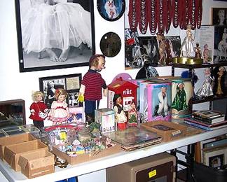 Marilyn Monroe items including dolls, telephone, books, movies