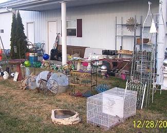 Lots of yard decorations 